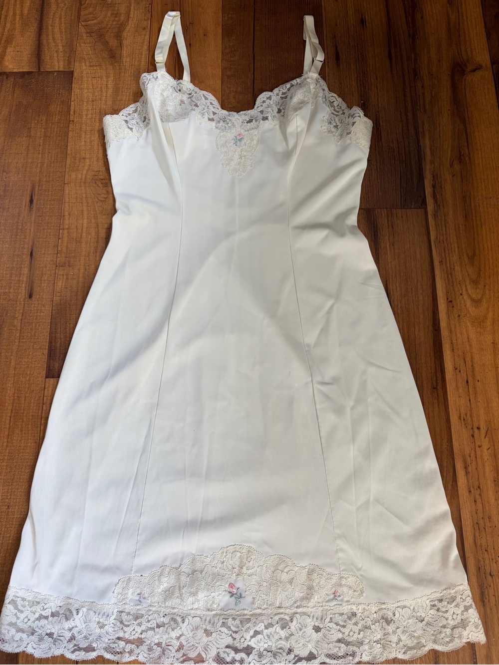 Shadowline Nightgown / Chemise Vintage Lace And Rose Detail 34 Short